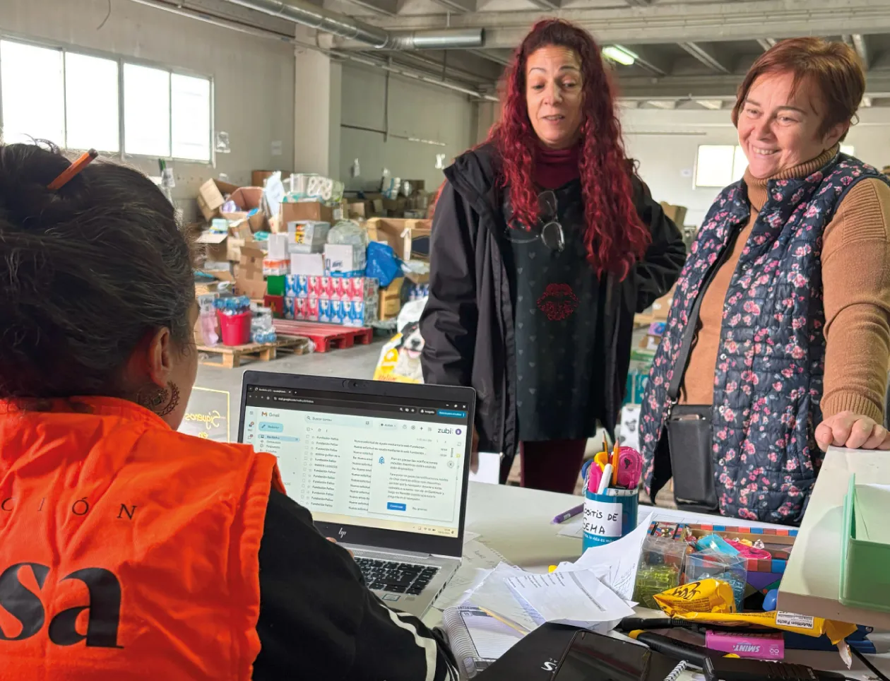 Voluntariado de Fundación Felisa orientando a una persona con trámites administrativos