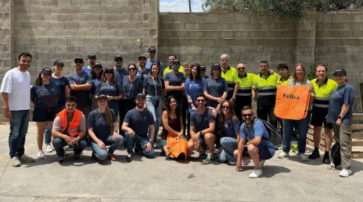 Grupo de voluntarios corporativos con chalecos de Fundación Felisa en una jornada de colaboración