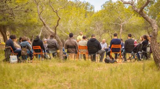 Grupo de personas sentadas en círculo al aire libre en una dinámica de Fundación Felisa
