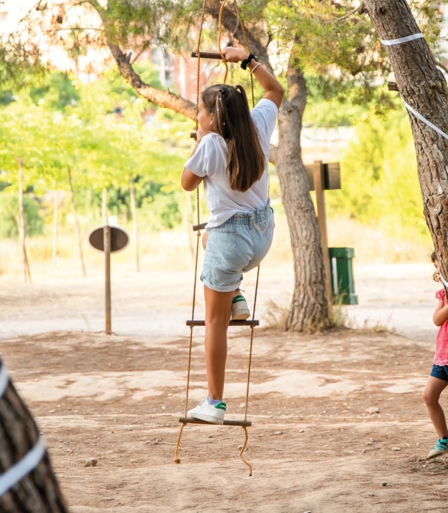Niña jugando en un espacio natural