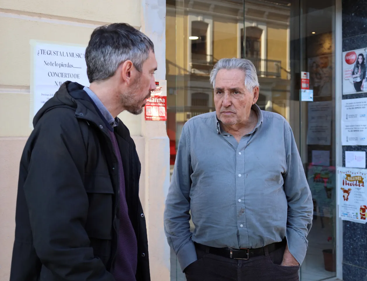 Voluntario de Fundación Felisa conversando con el dueño de un comercio local