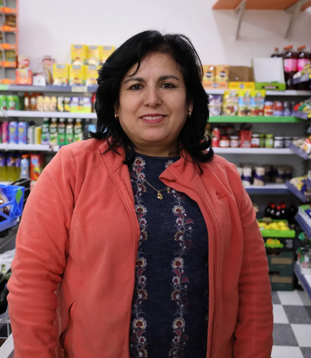 Comerciante de barrio en su establecimiento, participante del programa Comercio Resiliente