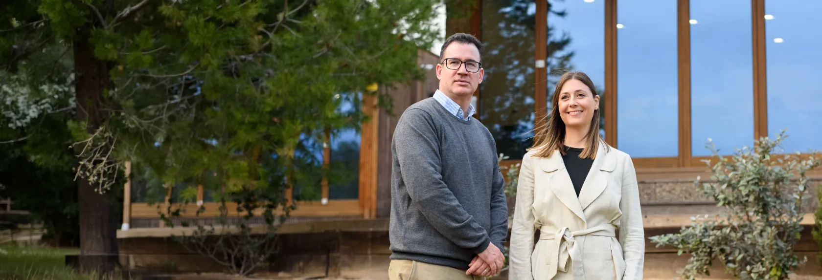 Iker Marcaide y Margarita Albors juntos frente a una de las construcciones de madera de Parque Felisa