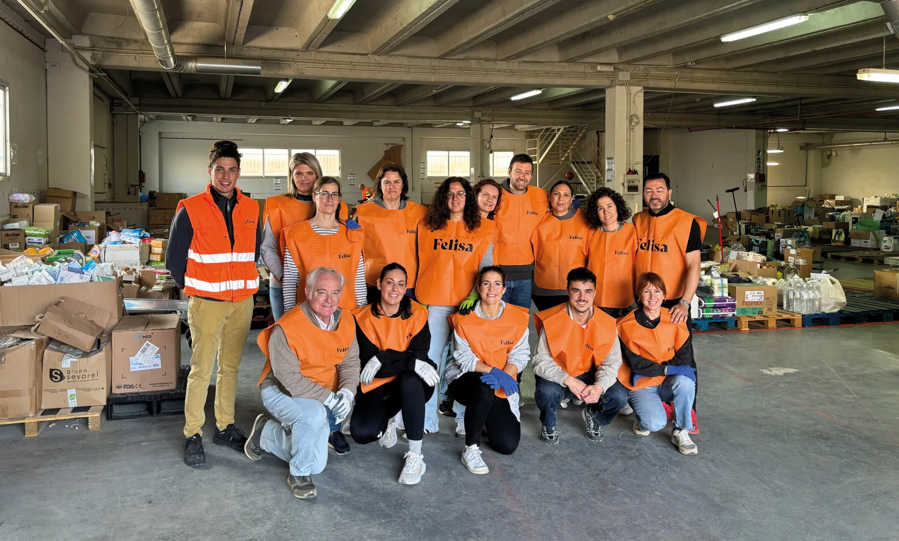 Equipo de voluntariado de Fundación Felisa en una nave de clasificación