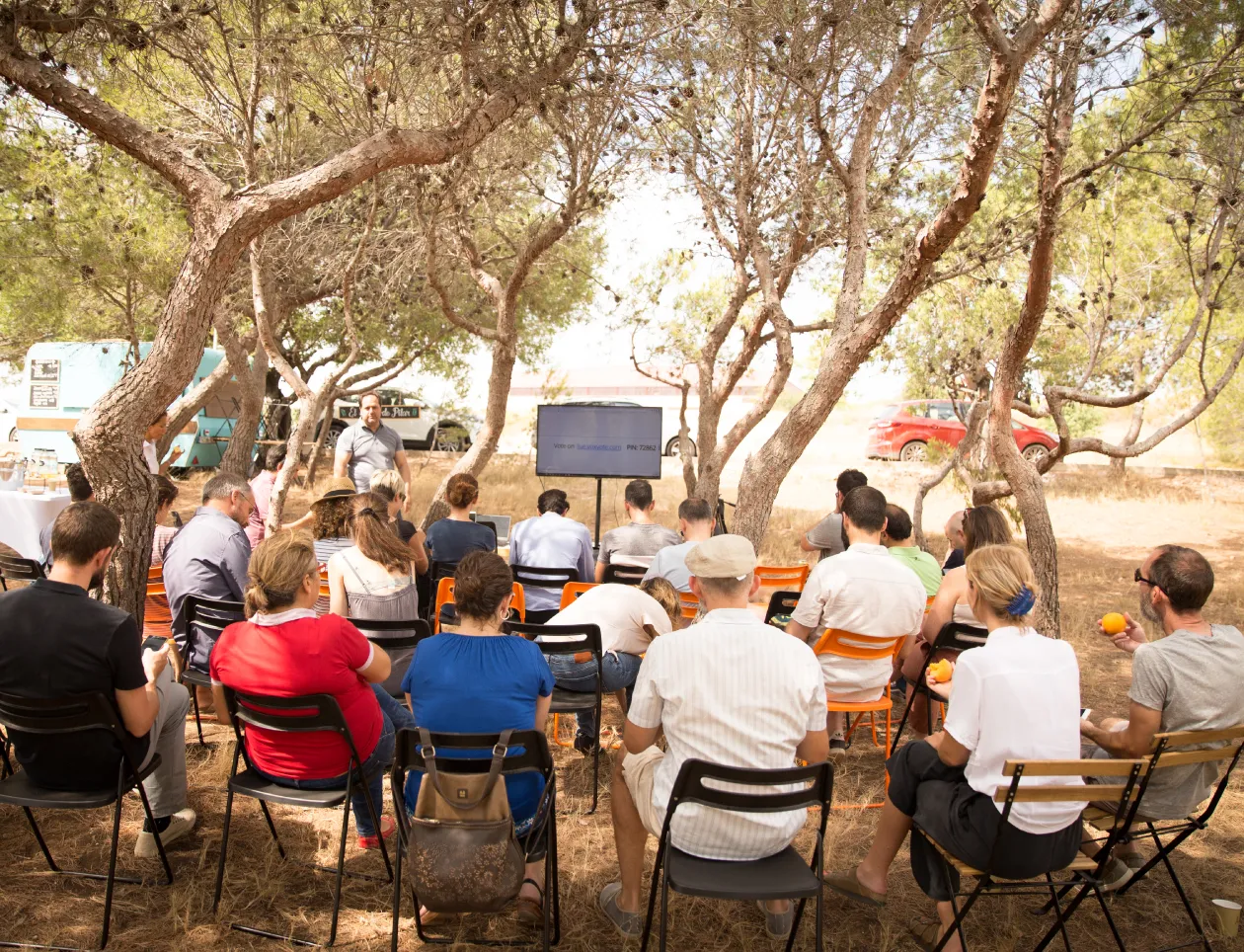 Grupo de personas en una charla al aire libre en Parque Felisa