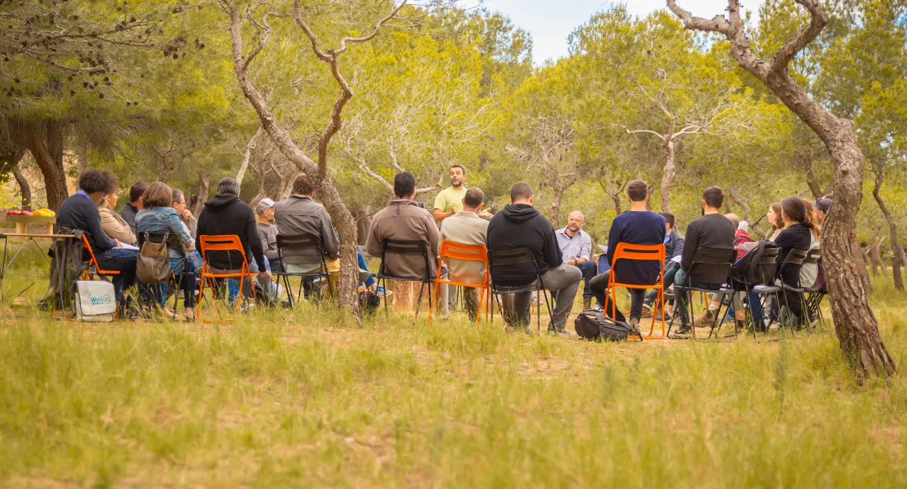 Grupo en una actividad de team building al aire libre en Parque Felisa