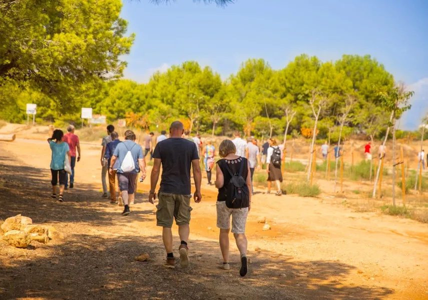 Grupo de personas caminando por un sendero del Parque Felisa