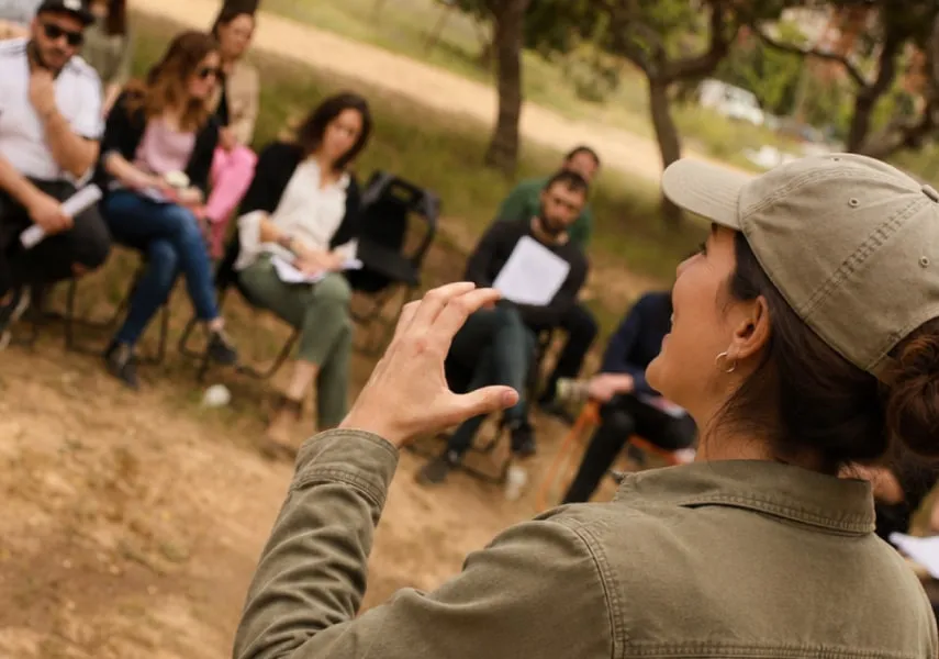 Sesión al aire libre con un grupo sentado en círculo