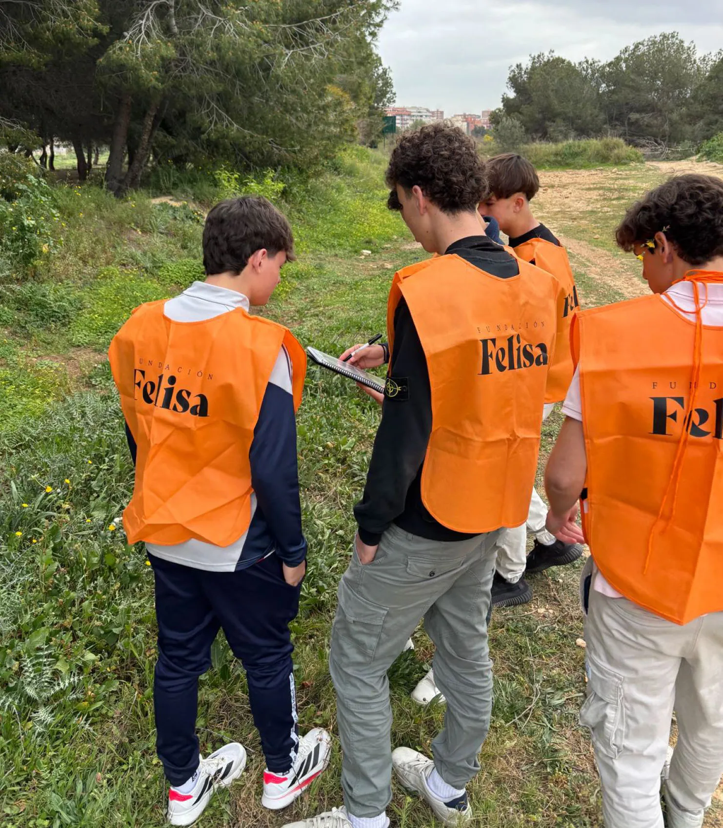 Grupo de jóvenes voluntarios con chalecos de Fundación Felisa al aire libre
