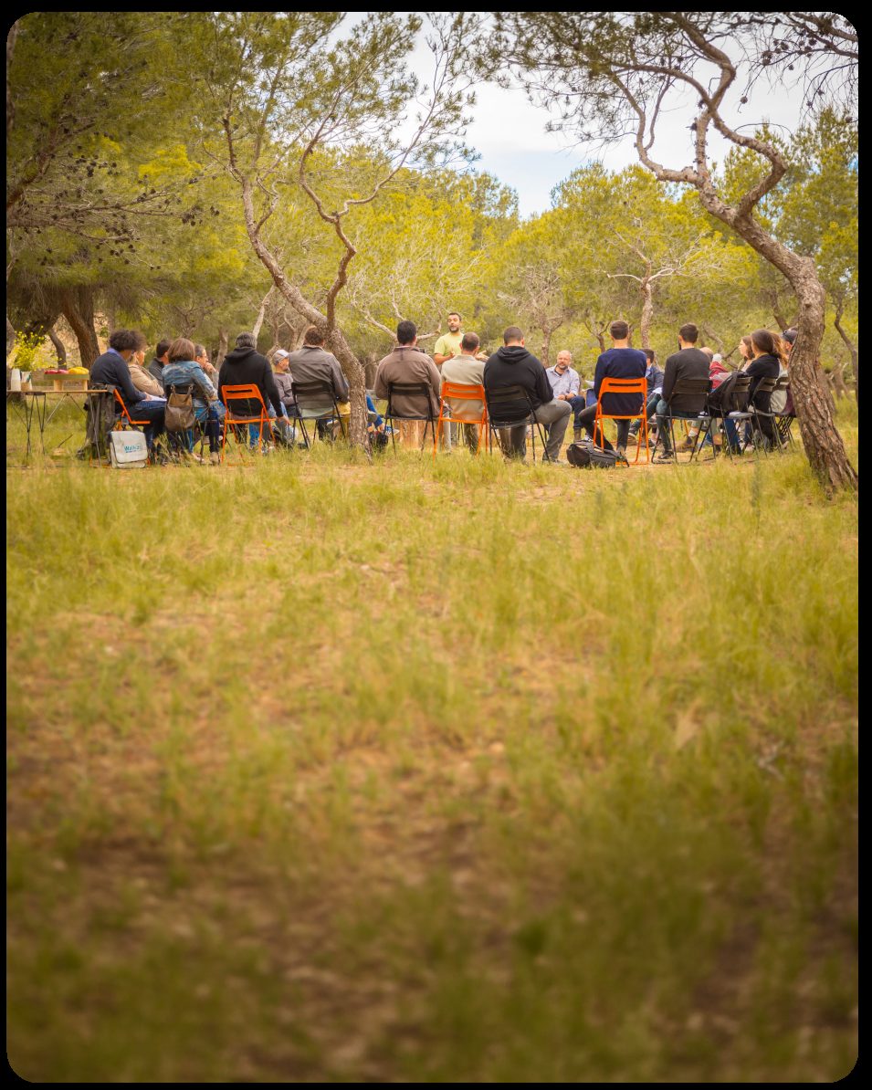 Grupo reunido en círculo al aire libre