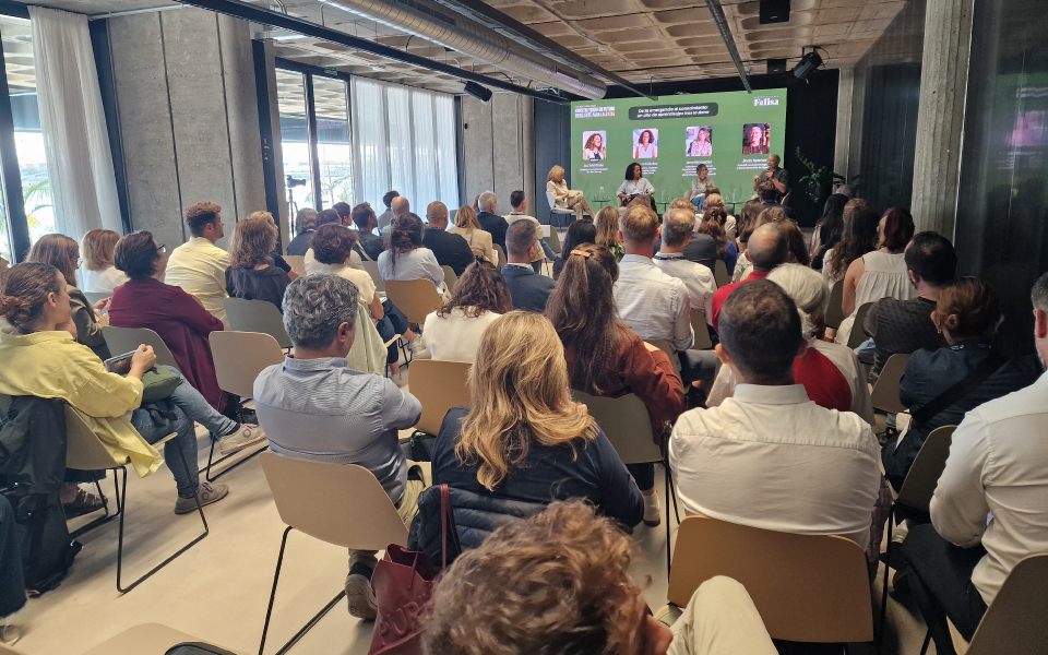 Sala llena de asistentes durante una jornada de Fundación Felisa